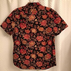 Men’s short sleeve button black printed shirt.